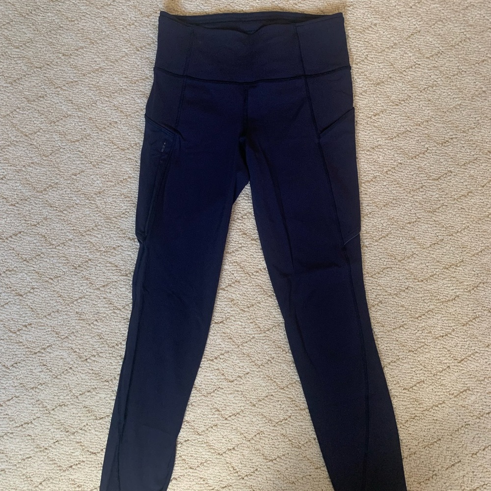 Lululemon 25” Leggings. Compression waist. High-Mid Rise. Size 4. Navy. Pockets.